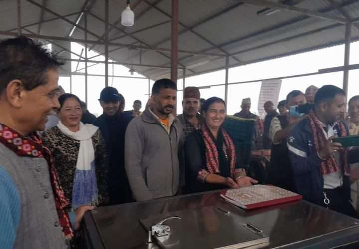 इलाम नगरपालिद्वारा किसानलाई अर्गानिक मल बनाउने मेशिन हस्तान्तरण