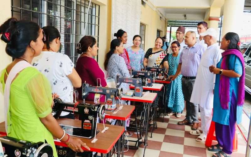 लघु उद्यम विकासका लागि बिर्तामोड नगरपालिकाद्वारा सिलाई मेसिन वितरण