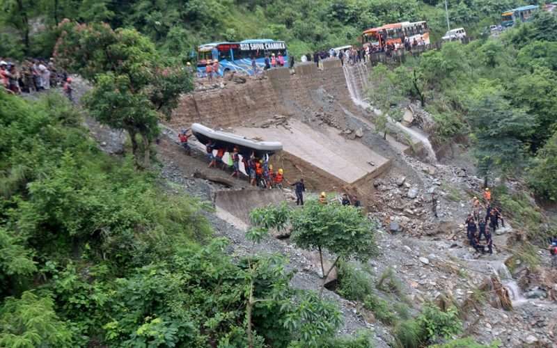 त्रिशूलीमा बेपत्ता बस र यात्रु खोज्न भारतबाट आयो उद्धार टोली