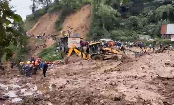 झ्याप्लेखोला पहिरोमा ३ वटा गाडी पुरिँदा ३० भन्दा बढीको मृत्यु