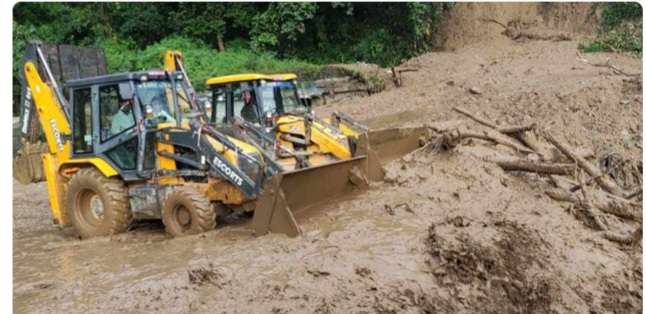 झ्याप्लेखोलामा पहिरोमा पुरिएको दुईवटा बसबाट १४ जनाको शव निकालिएयो