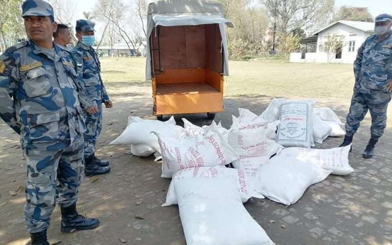 भन्सार छलेर नेपाल भित्राइएको १० लाख मुल्य बराबरको कपडा बरामद