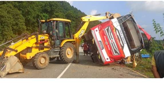 सिन्धुलीमा बस दुर्घटना, दुईजनाको मृत्यु